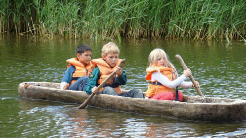 Tre børn sejler i kano
